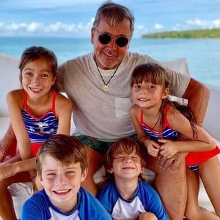 El cantante también es el feliz abuelo de los pequeños de su segundo hijo, Héctor. Se trata de Antonela, Matías y Salomé.
<br>