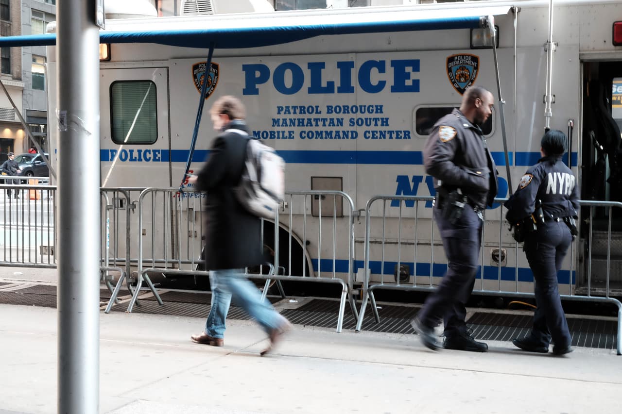 El hombre fue detenido y llevado a prisión sin derecho a fianza, acusado de asesinato en segundo grado.