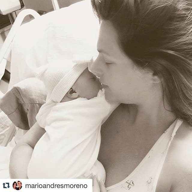 Indescriptible, así es esta imagen que nos llena de alegría el corazón, ver a Bárbara con su bebita en brazos.