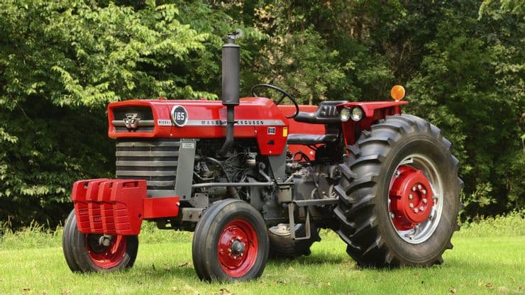 <h3 class="cms-H3-H3"><b>Massey Ferguson 165</b></h3>
<br>
<br>No es ni el más rápido, ni el más furioso, pero este tractor también forma parte de la nueva película. Se trata de un 
<b>Massey Ferguson 165</b> que Dom aparece reparando junto a su hijo.