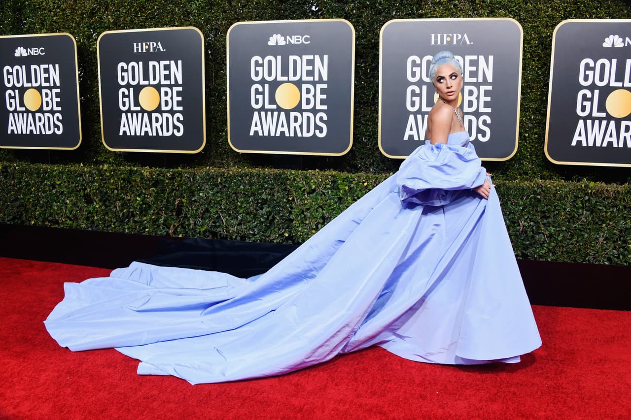 El vestido que Lady Gaga usó en la pasada edición de los Globos de Oro, está planeado que se venda en una subasta.