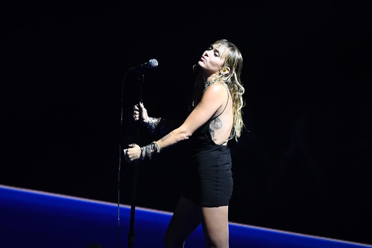 Algunos de estos medios especulan que el tatuaje podría haber estado inspirado en su reciente separación. De acuerdo a los reportes, Miley tiene el tatuaje en uno de sus bíceps y se trata de una parte de la letra de la canción 
<b><a href="https://www.youtube.com/watch?v=H36tU3BvOgA" target="_blank">'The Thing' del grupo Pixies</a></b>: "Mi cabeza se sentía asustada, pero mi corazón se sentía libre".