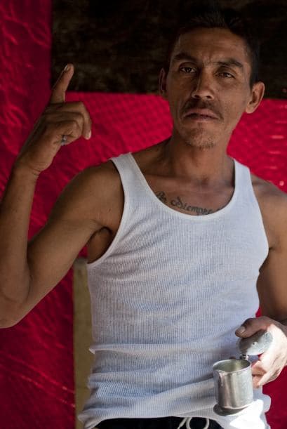 Ambos viven o sobreviven limpiando vidrios de autos en las calles, pero expertos denuncian que muchos se ven abocados al robo y otros crímenes para alimentar su adicción.