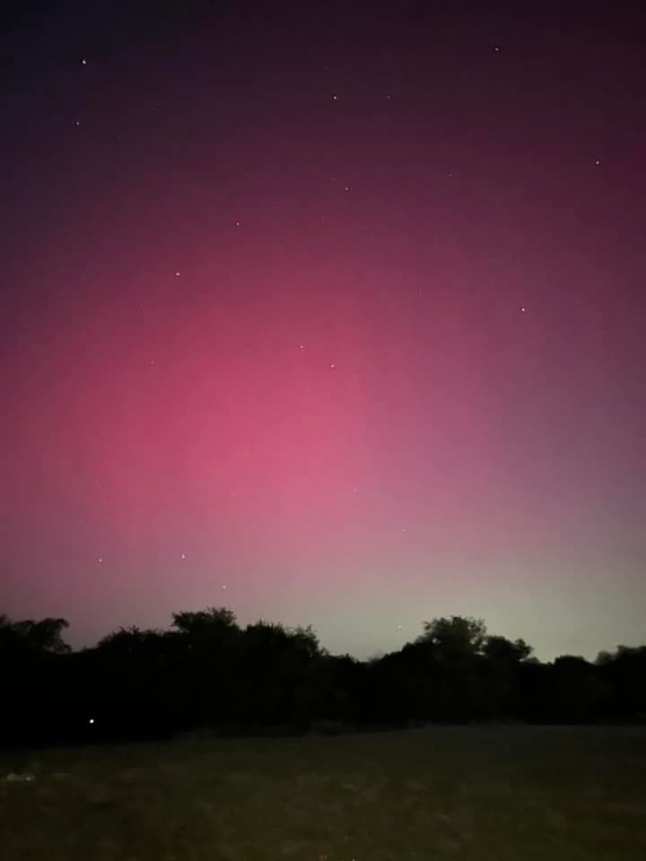 Las auroras boreales por tormentas electromagnéticas ocurren cuando el Sol libera más partículas con plasma, lo que hacen que sus emisiones sean más densas de lo normal al llegar a la Tierra. Estas interactúan con el campo electromagnético y provocan que las partículas no se dirijan a los polos, como lo hacen comúnmente y por eso las vemos en otras partes del mundo.