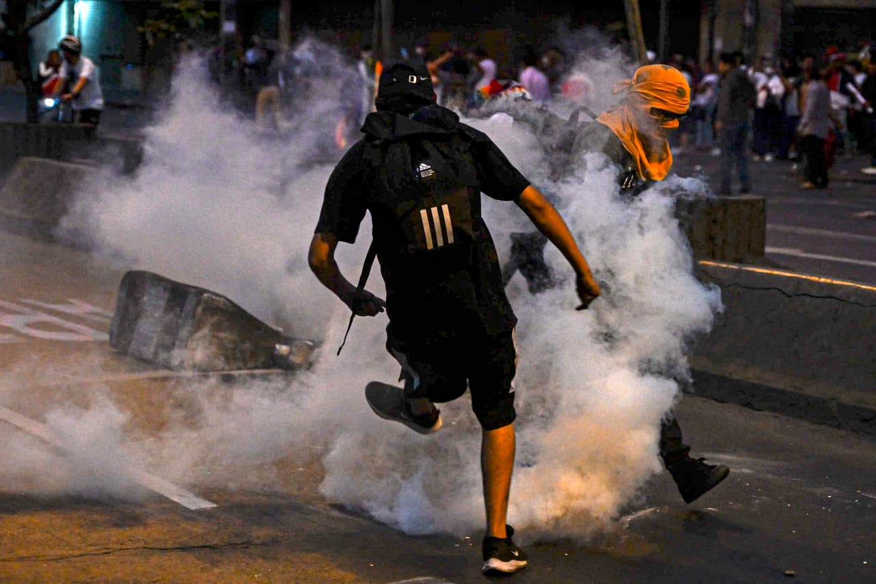En un discurso televisado difundido la madrugada del lunes, la presidenta de Perú, 
<a href="https://www.univision.com/noticias/america-latina/dina-boluarte-primera-presidenta-peru-destitucion-pedro-castillo">Dina Boluarte</a>, cedió a una de las reclamaciones de las protestas de partidarios del expresidente Pedro Castillo en varias ciudades del país y dijo que propondría al parlamento adelantar los comicios a abril de 2024.