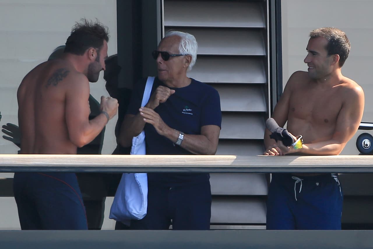 Y Giorgio Armani estuvo listo para unas vacaciones de lujo.
