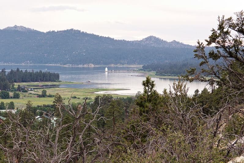 <b>Lago Big Bear </b>
<br>Locación: San Bernardino
<br>La Junta Estatal de Control de Recursos Hídricos y la Junta Regional de Control de Calidad del Agua de Santa Ana han solicitado a los visitantes a mantenerse fuera del agua en el lago Big Bear, ubicado en el condado de San Bernardino, ya que las pruebas confirmaron la presencia de floraciones de 
<b>algas nocivas</b>.