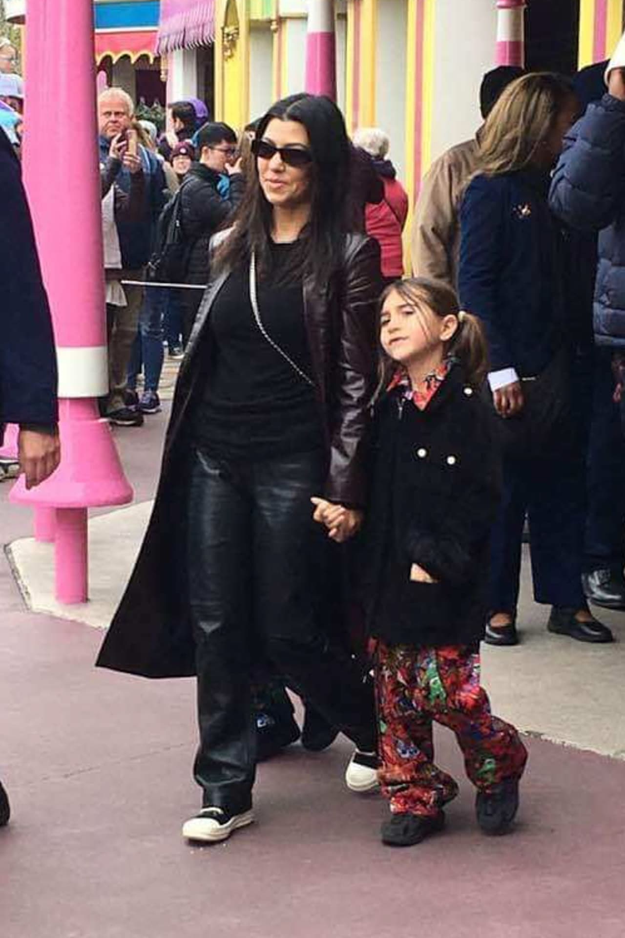 El recorrido sucedió el miércoles 22 de enero y Kylie estuvo acompañada por su media hermana, Kourtney Kardashian, quien llevó a 
<b><a href="https://www.univision.com/famosos/en-pijama-y-viajando-en-limusina-mira-la-singular-fiesta-que-kourtney-kardashian-le-hizo-a-su-hija-video" target="_blank">su hija Penelope</a></b> (con ella en la foto), de 7 años.