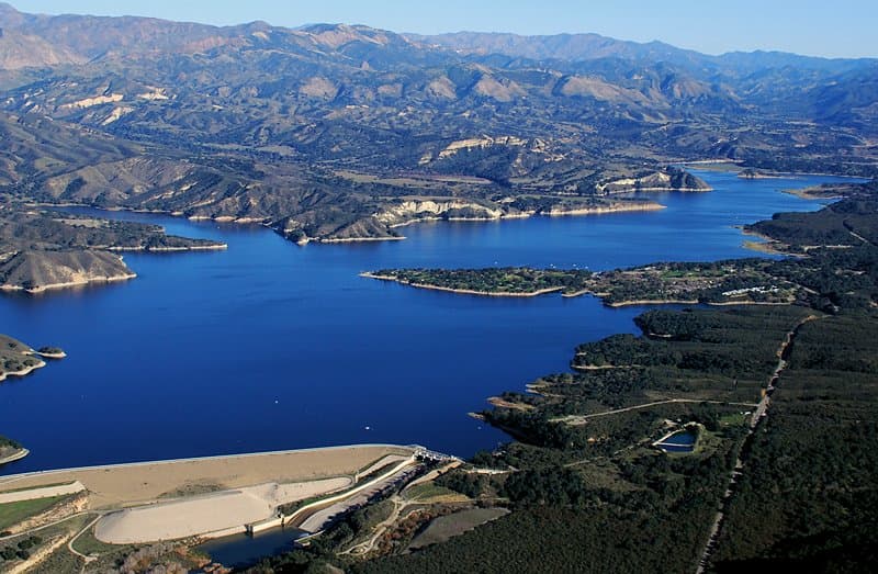 <b>9.</b> 
<b>Cachuma Lake</b>
<br>
<br>Es un embalse en el valle de Santa Ynez del centro del condado de Santa Bárbara, California, en el río Santa Ynez, junto al lado norte de la ruta 154 del estado de California. El destino recibe a cientos de visitantes al año. Puedes traer tu tienda de campaña y asentarla con vista al espectacular lago.