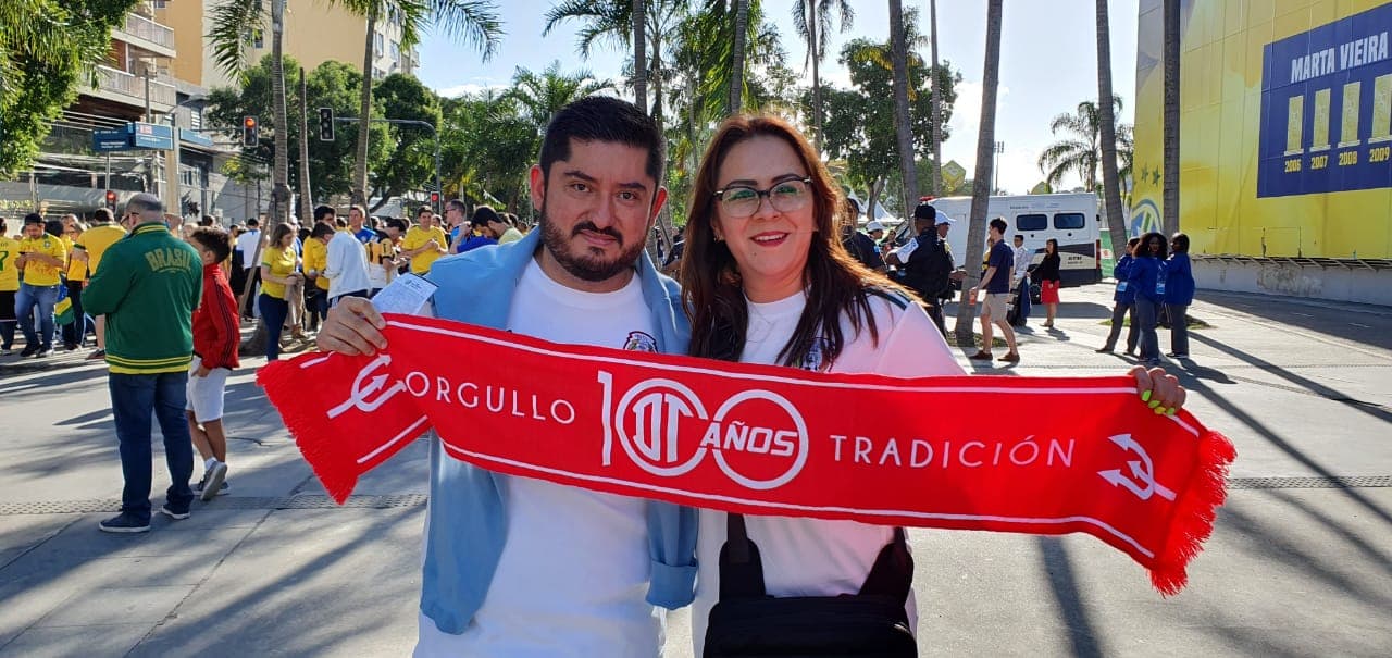 Los fanáticos sudamericanos están listos en las afueras del Estadio Maracaná para la Final de la Copa América que protagonizarán las selecciones de Brasil y Perú.
