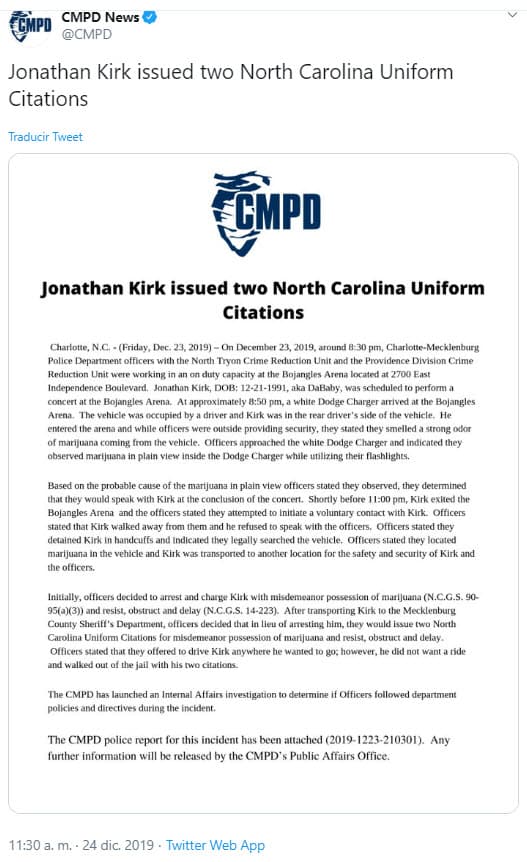 El rapero llegó al lugar del concierto alrededor de las 8:50 de la noche en una camioneta blanca Charger, de la marca Dodge. "Mientras los agentes estaban afuera, brindando seguridad, declararon que olían un fuerte olor a marihuana proveniente del vehículo", se lee en el primer párrafo del documento.