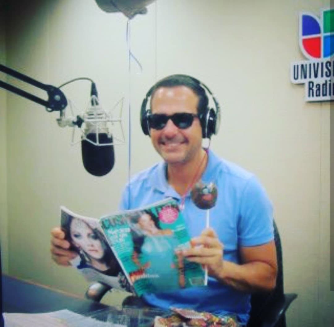 También ha recordado su faceta de locutor señalando que le gustaba realizar el show de radio nocturno con lentes oscuros porque así se sentía como un rockstar.