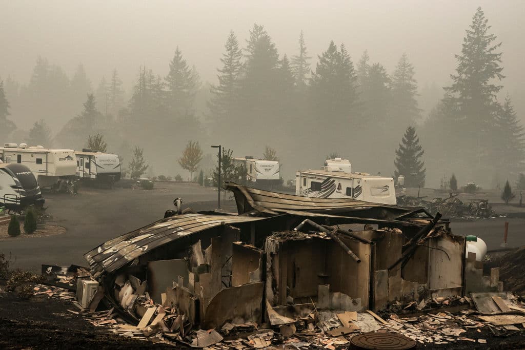 Restos de una casa móvil en el Clackamas River RV Park el 14 de septiembre de 2020 en Estacada, Oregon. Múltiples incendios forestales continuaron ardiendo en Oregon mientras miles seguían evacuados en todo el oeste.