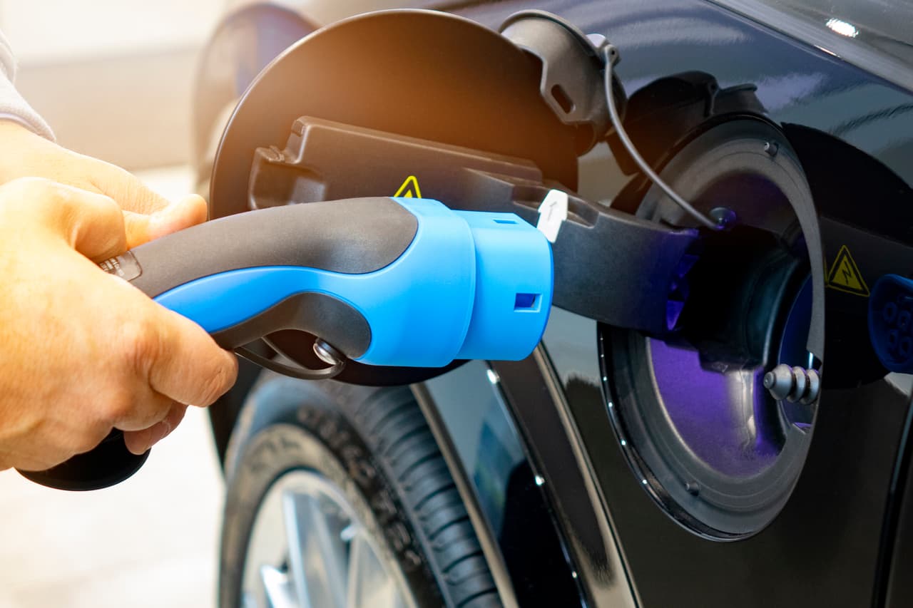 <b>Eve Energy, fundada por Liu Jincheng (China)</b>.
<br>
<br>Patrimonio neto: 10,900 millones de dólares.
<br>
<br>Riqueza “verde”: 10,900 millones de dólares.
<br>
<br>Este fabricante de baterías es el quinto mayor proveedor del sector automotriz en China. Entre sus clientes se encuentran BMW y Daimler. 
<br>