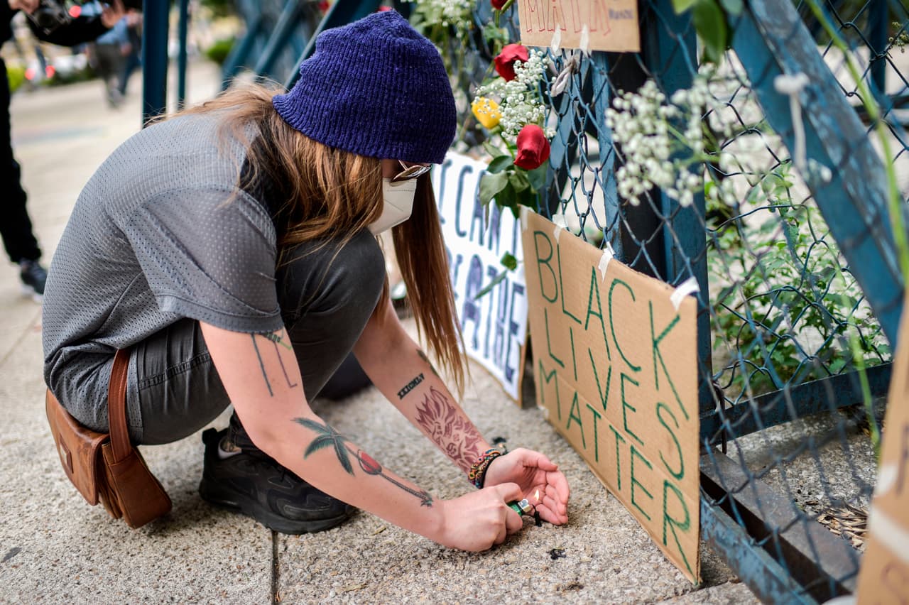 En América Latina también hubo manifestaciones por la muerte de Floyd. En Ciudad de México, un grupo de activistas colocó un altar con ofrendas en honor al afroestadounidense frente a la embajada de EEUU el 30de mayo.