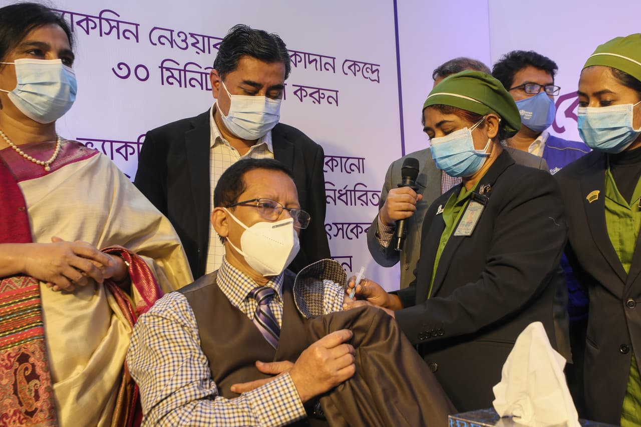 <b>Bangladesh. 1.4 dosis administradas por cada 100 habitantes.</b> Este país de 163 millones de personas no ofrece datos actualizada del porcentaje total de su población que ya recibió las dosis necesarias.