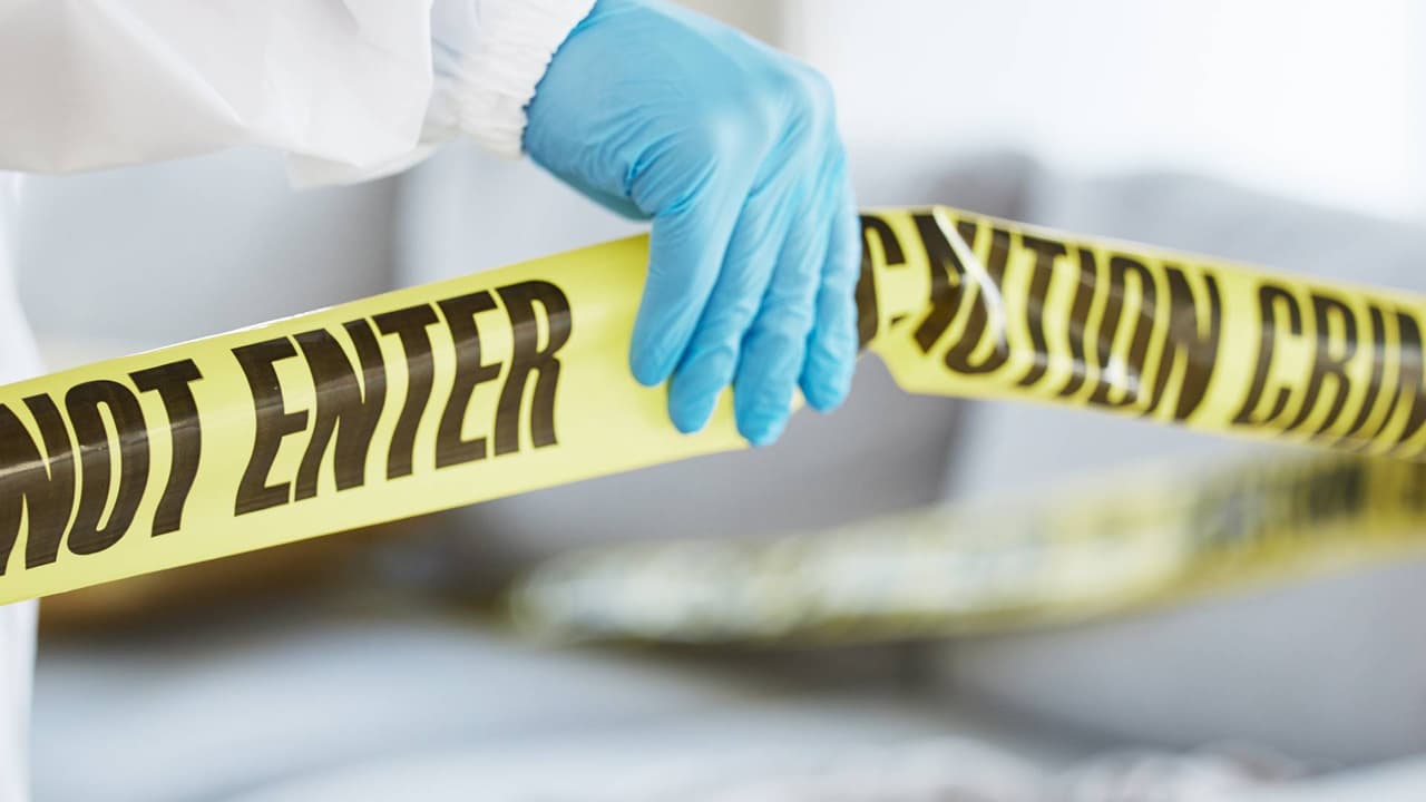 Policía halla a un hombre herido mortalmente dentro de una casa en Pueblo Avenue en Phoenix