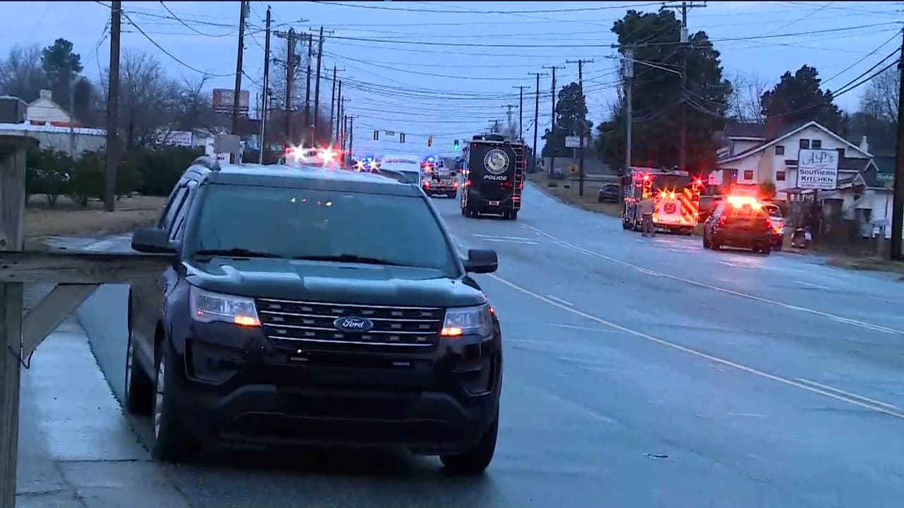 Hombre atrincherado en High Point abre fuego y hiere a tres policías