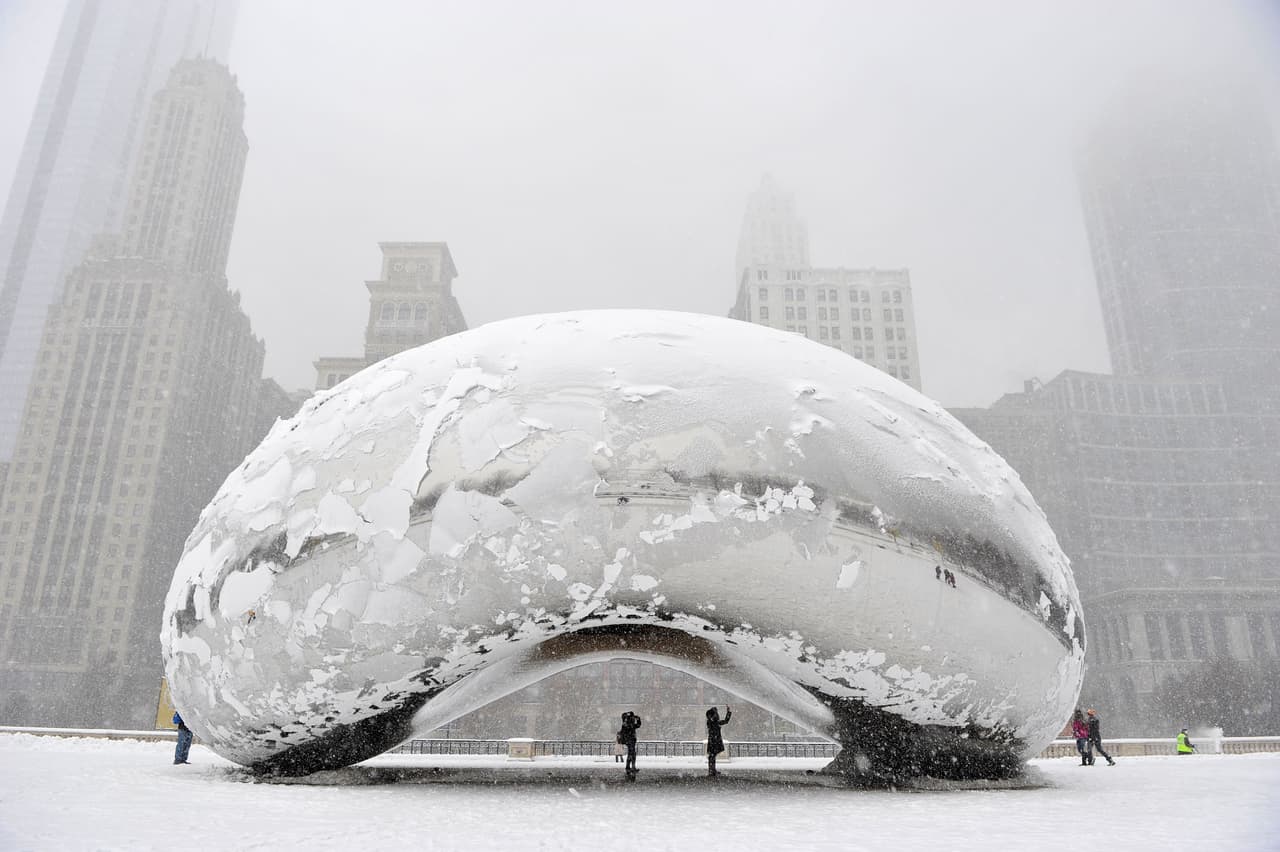 La escultura “Cloud Gate”, comúnmente conocida como ‘el frijol’, cubierto de nieve el 5 de marzo de 2013. Este logro como la mejor gran ciudad de los EE.UU. habla del atractivo duradero de Chicago para todo tipo de viajeros de todo el mundo y sigue a un verano de viajes sin precedentes que registró máximos históricos en ingresos hoteleros.