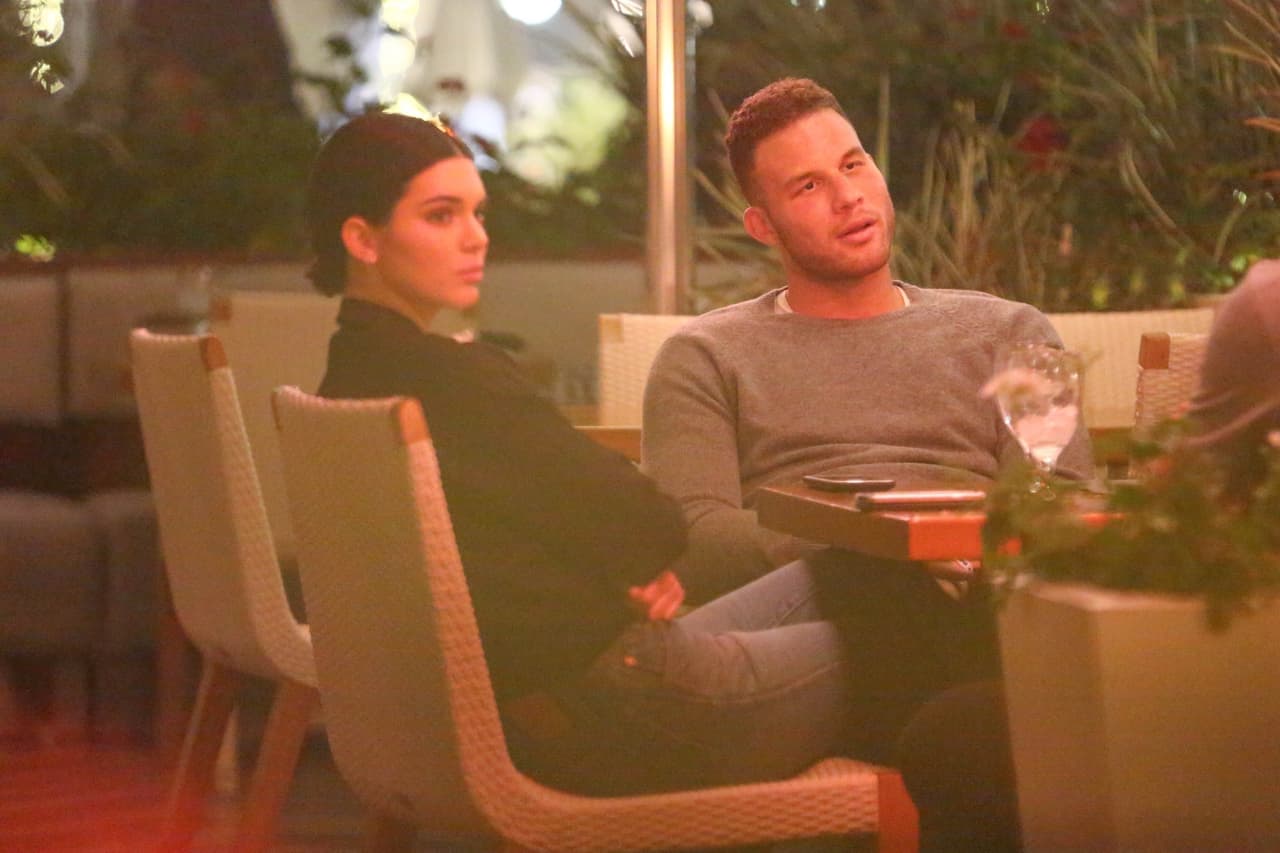 Jenner y Griffin nunca confirmaron rotundamente su relación, pero se les vio salir por cerca de un año y, en marzo, la modelo contestó, a preguntas de
<b> <a href="https://www.vogue.com/article/kendall-jenner-vogue-april-2018-issue">Vogue: </a></b> "Estoy feliz. Él es muy chévere. Estoy con alguien que es bueno conmigo".