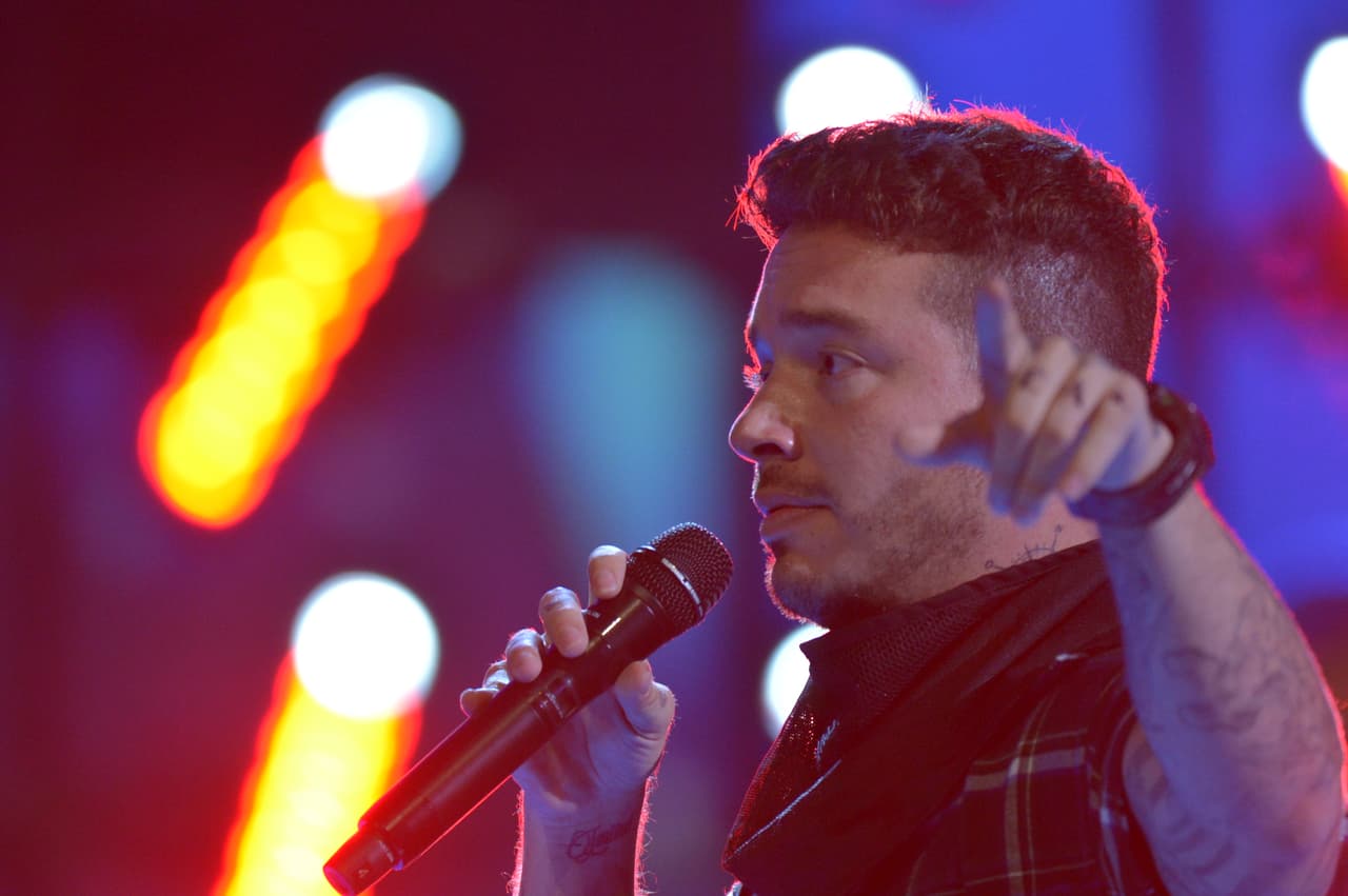 Atento escuchaba las indicaciones que le daban.