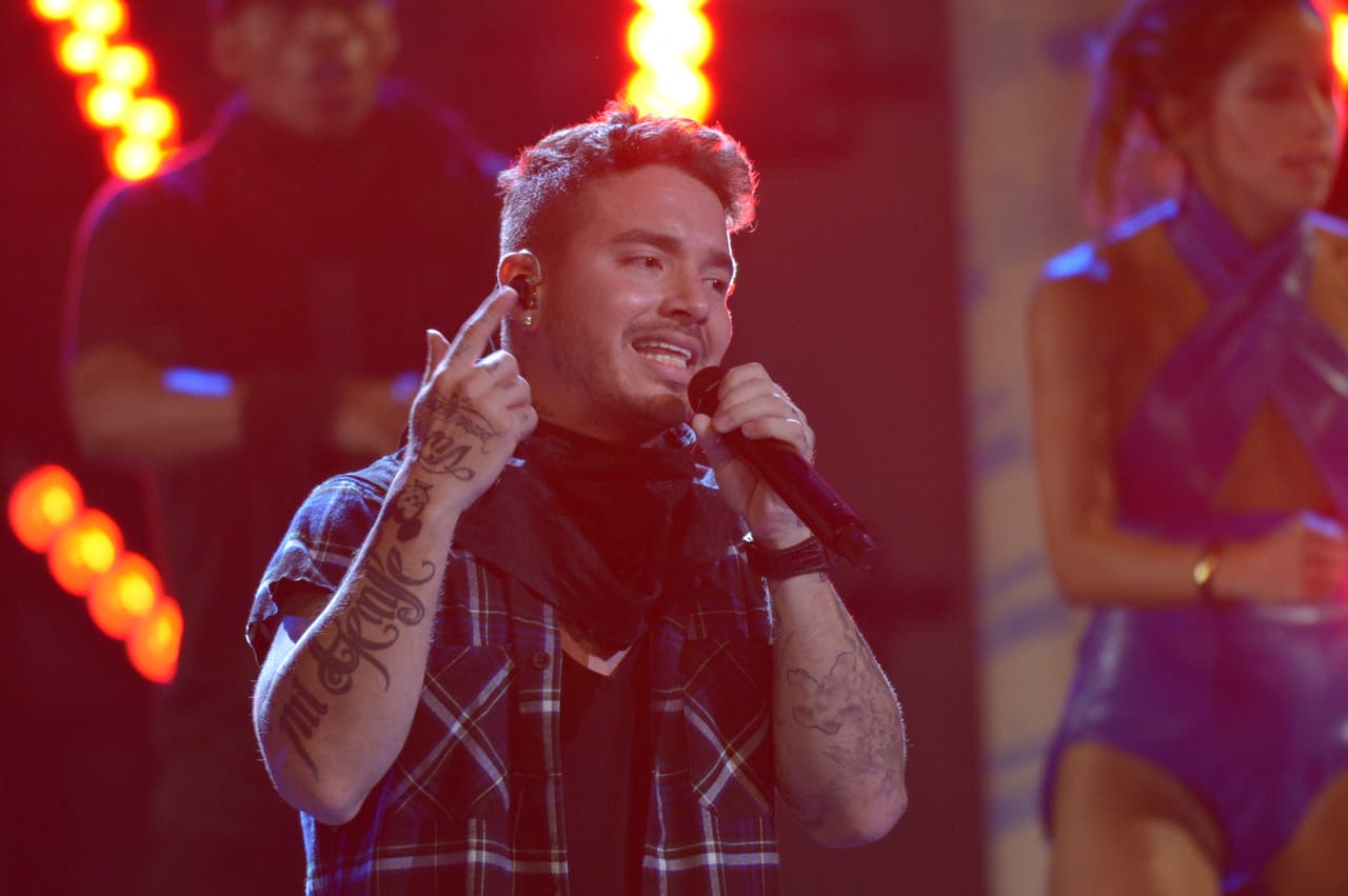 J Balvin llegó al Bank United Center para ensayar su participación.