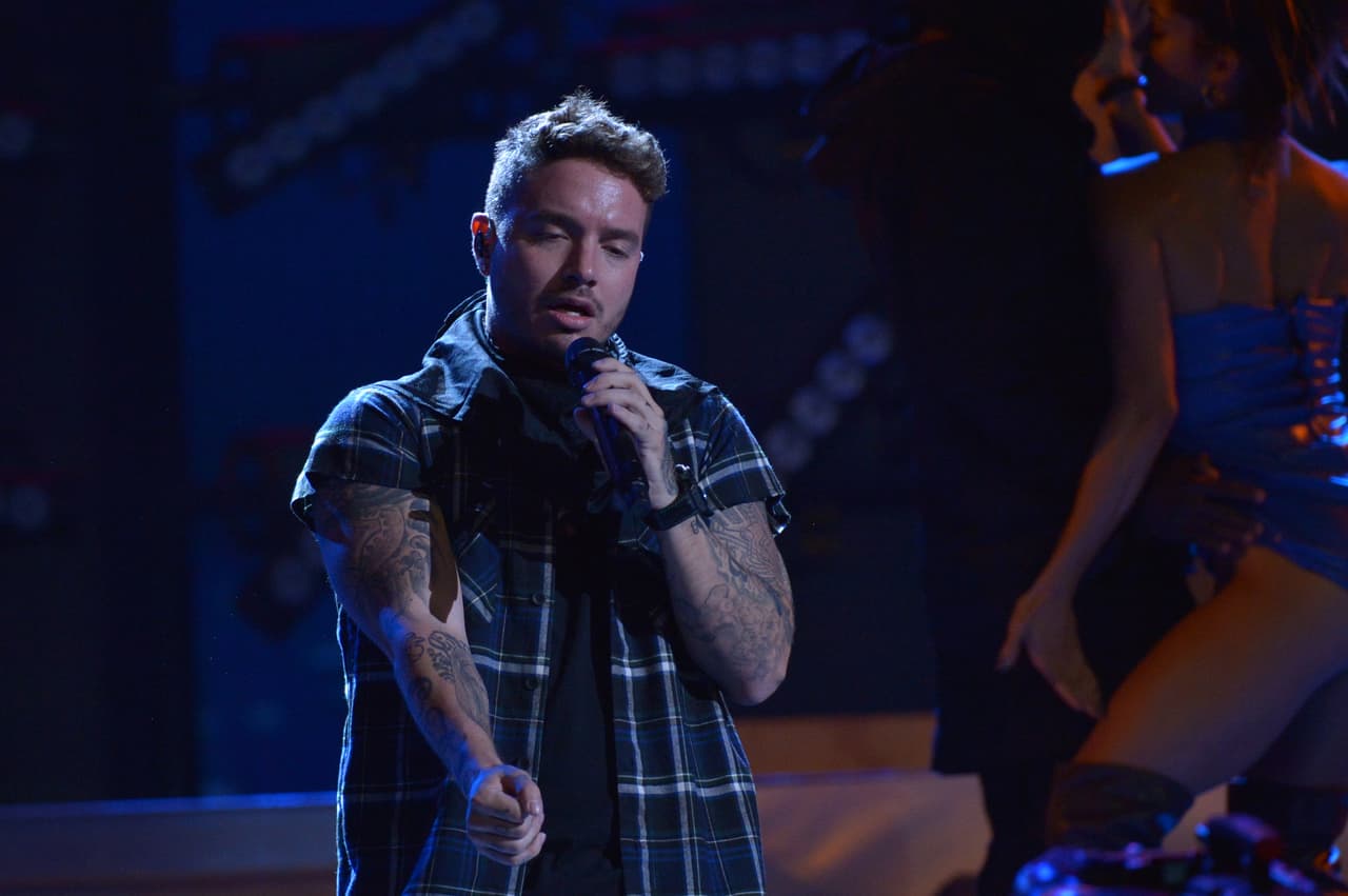 El colombiano se entregó en el escenario de los premios.