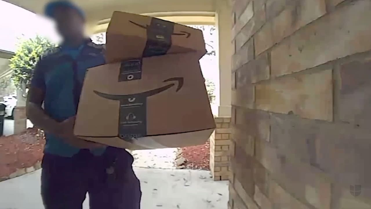 Captan en video cuando un repartidor de Amazon entra sin permiso a una casa en Texas