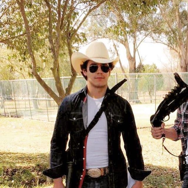 Lalo también usa esa ropa en la vida diaria, pero con un aire de rockstar.