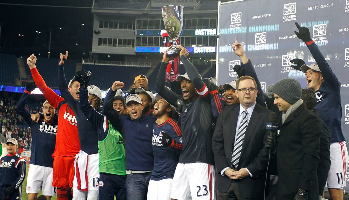 Llegamos a las Finales de Conferencia donde un equipo se corona campeón de su respectiva zona y se le entrega un trofeo, similar a los demás deportes norteamericanos. Quedan vivos cuatro equipos (dos por conferencia) y se juegan a ida y vuelta.