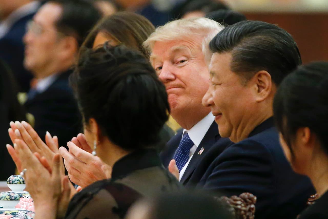 <b>Comida china para la cena. </b>Ante la pareja presidencial china,
<b> </b>el presidente Donald Trump mira con un gesto de particular extrañeza durante la cena oficial con Xi Jinping y su esposa en Beijing, en noviembre de 2017.