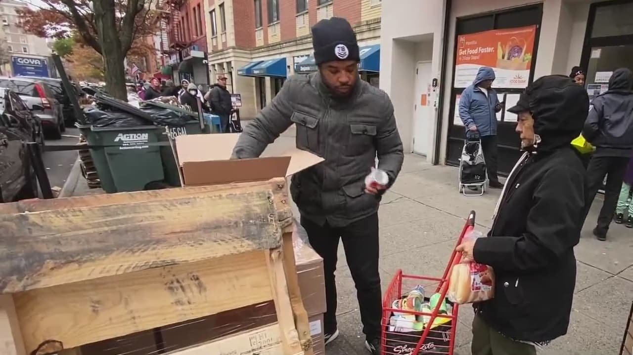Food Bank ofrece comida gratis a personas que padecen inseguridad alimentaria en Nueva York
