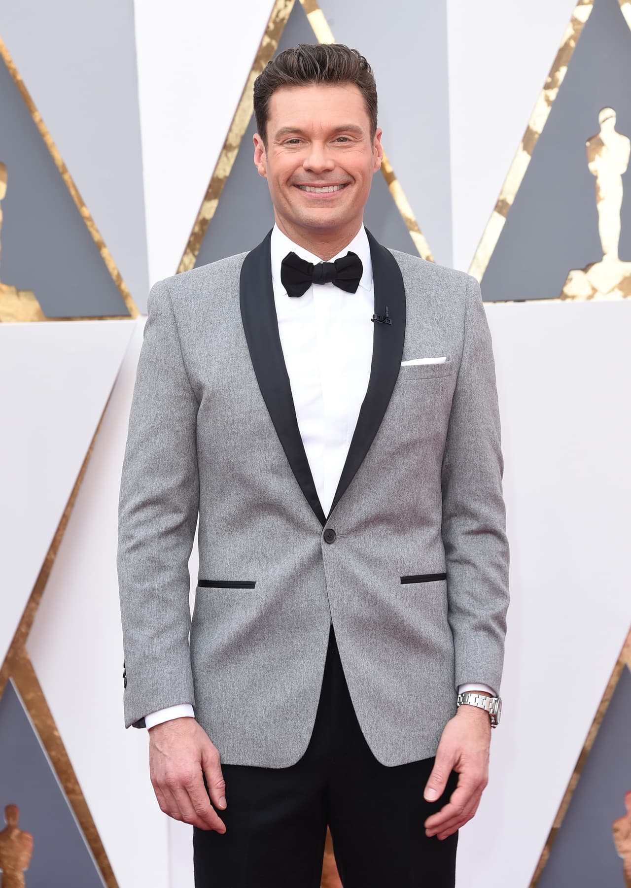 Ryan Seacrest impuso moda con su traje.