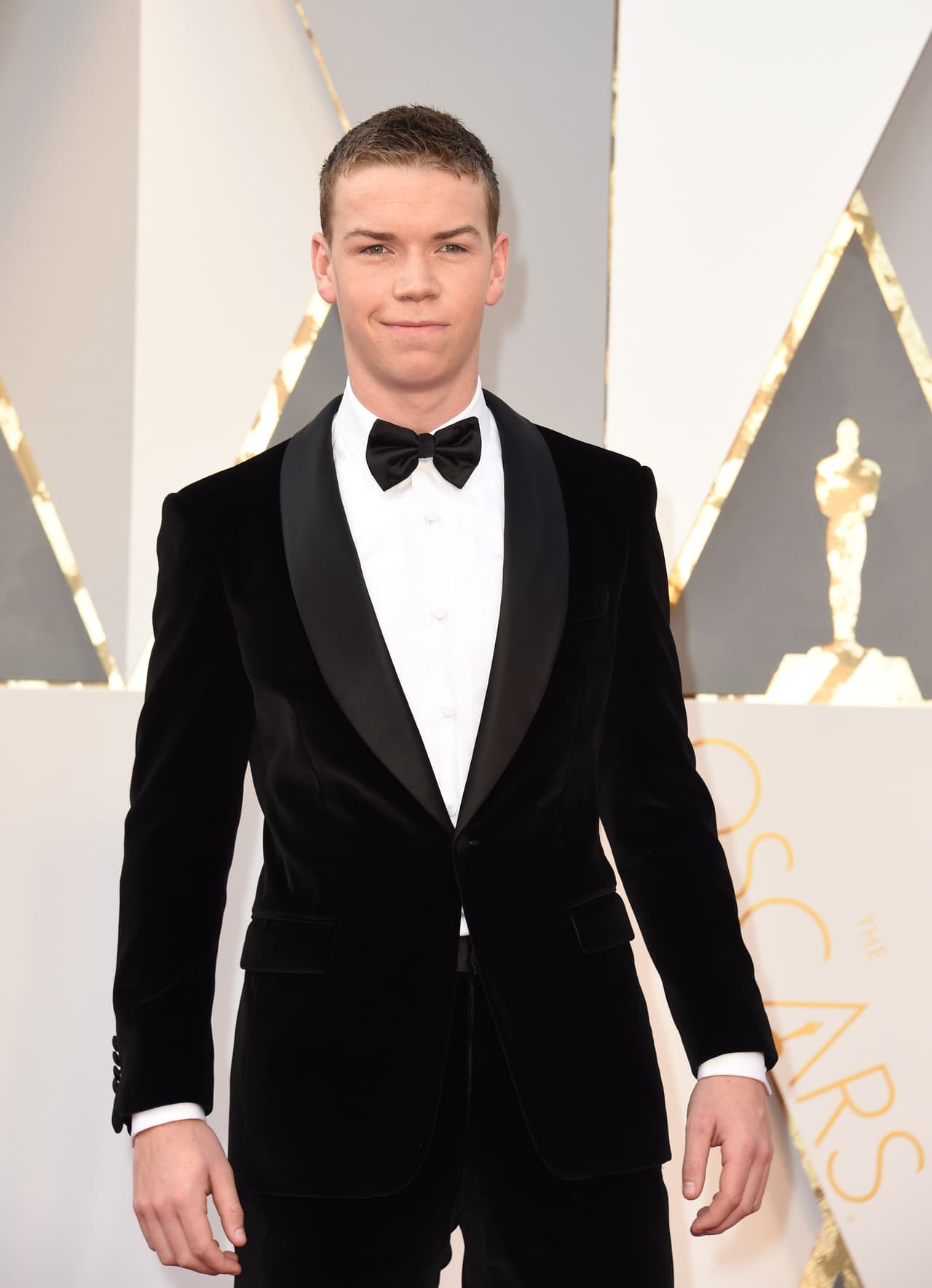 Will Poulter elegante y muy guapo.
