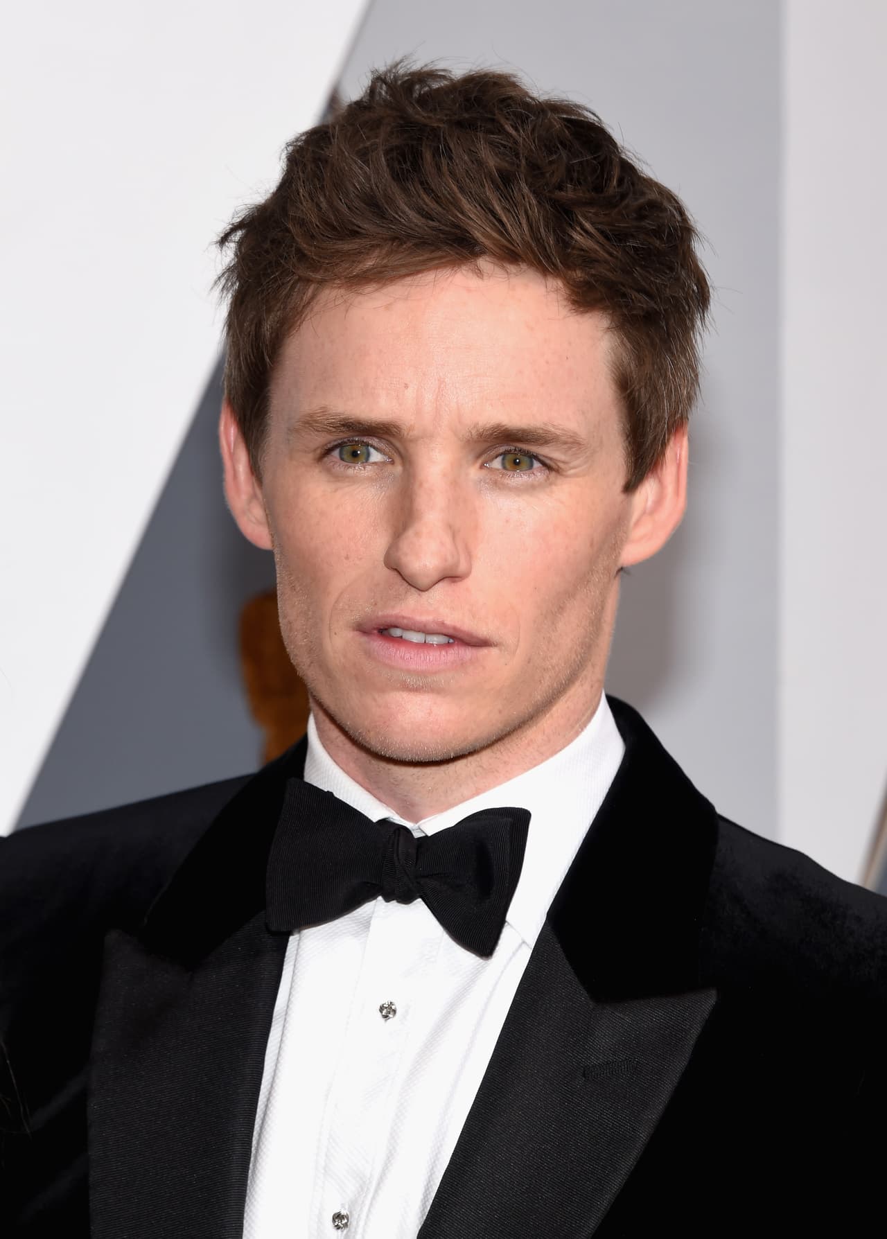 Eddie Redmayne arribó luciendo de lo más guapo.