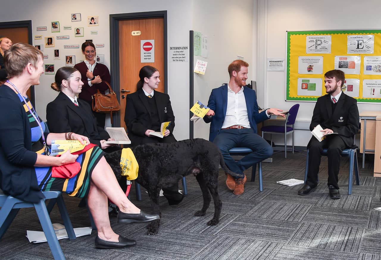 De acuerdo con la BBC, el príncipe asistió a una sesión enfocada en la salud mental y el
<b> <a href="https://www.univision.com/famosos/la-salud-mental-un-problema-que-ha-llevado-a-los-duques-de-sussex-y-cambridge-a-lograr-algo-historico-en-la-realeza-video" target="_blank">bienestar emocional</a> </b>de los estudiantes.