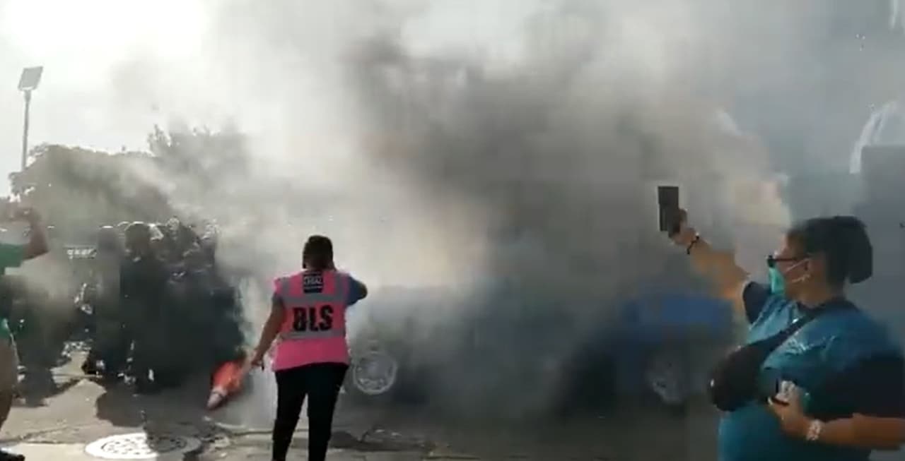 En el lugar fue arrestado Osmar Ramos, empleado del área comercial de la AAA en Carolina, por obstrucción de acceso a edificios donde se ofrecen servicios gubernamentales.