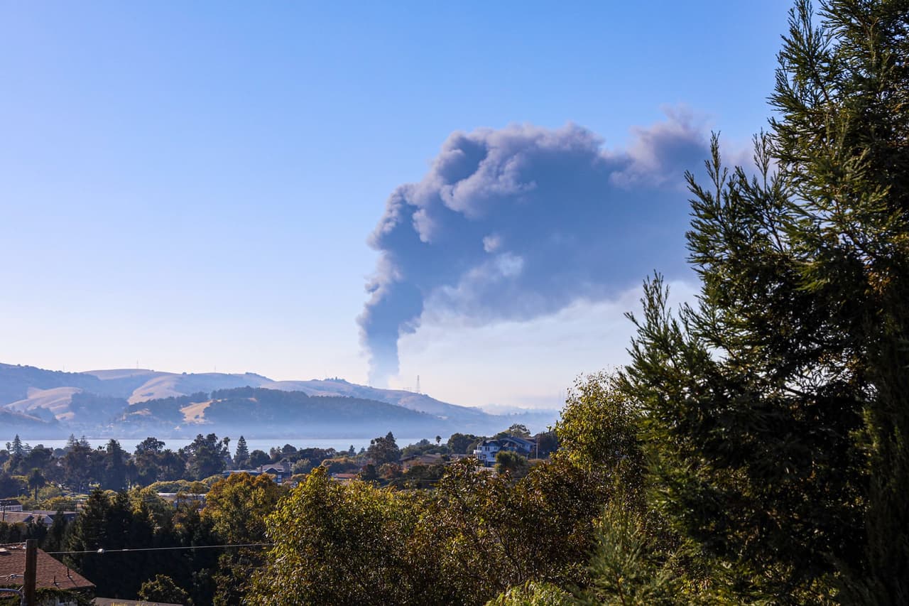 Hasta ahora el Distrito de la Calidad del Aire del Área de la Bahía no ha emitido una alerta regional sobre particulas contaminantes en la zona afectada, pero en las zonas cercanas a la refinería la indicación para los residentes es permanecer en lugares cerradas.
