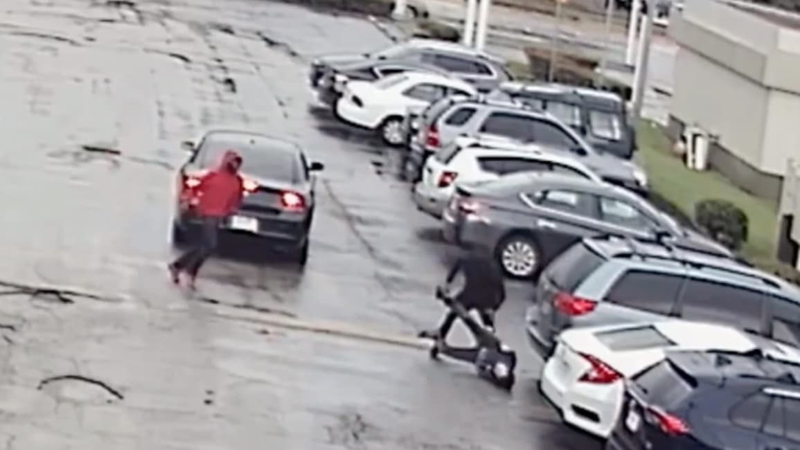 Captan en video un violento robo a un hombre tras salir de un banco Chase al oeste de Houston