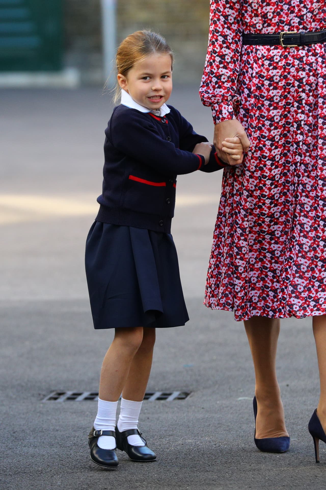 Charlotte, de 4 años, arribó a la escuela 
<b><a href="https://www.thomas-s.co.uk/our-schools/battersea/welcome" target="_blank">Thomas's Battersea</a></b> de la mano de Kate Middleton. Con ellas también estaban el príncipe William y el príncipe George, de 6 años, quien estudia en esa institución.