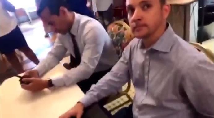 Sacan a Ricardo Llerandi de un establecimiento en San Juan