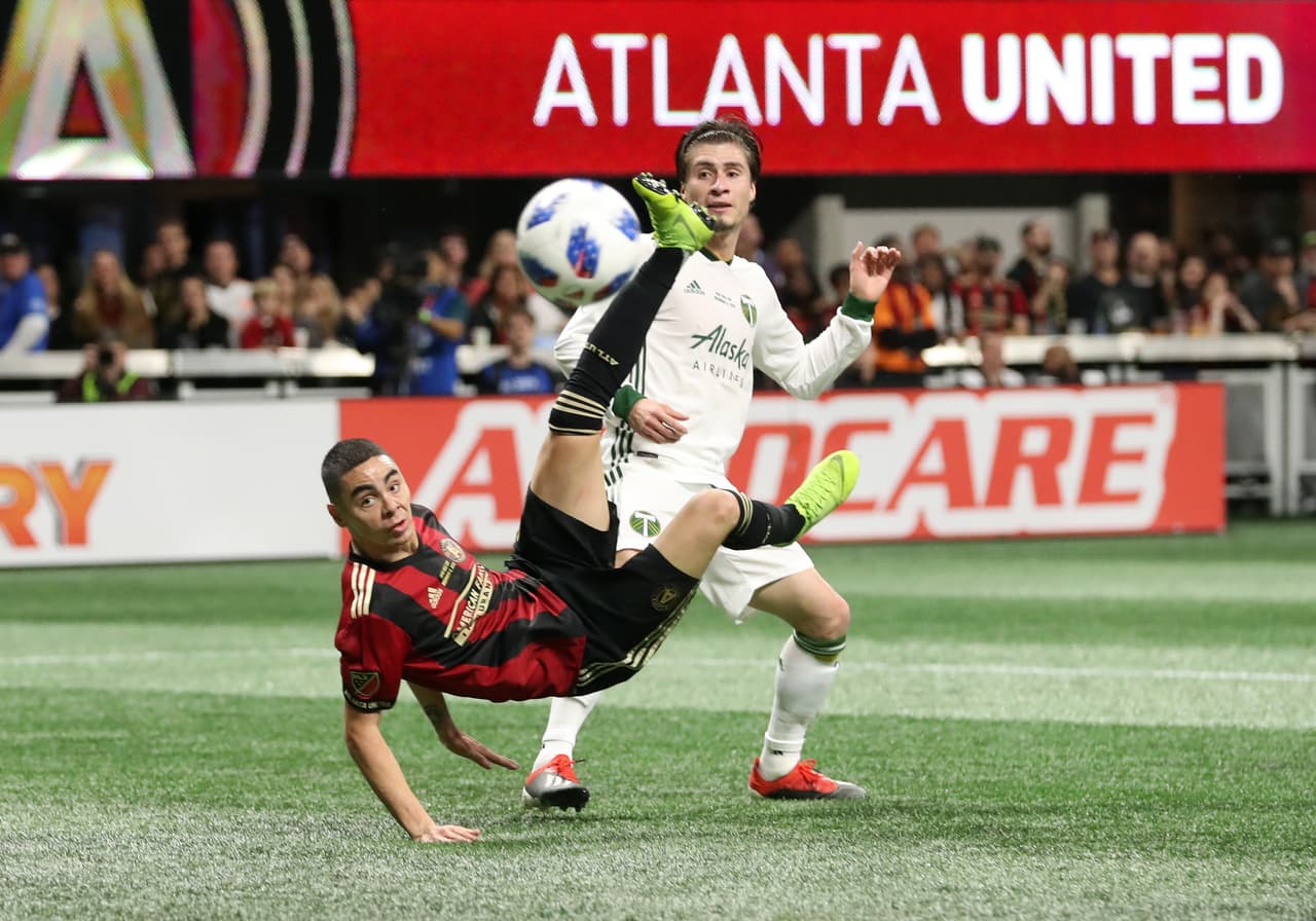 El paraguayo Miguel Almirón intentó marcar con esta chalaca al minuto 28 pero el arquero Jeff Attinella evitó el gol del Atlanta United.