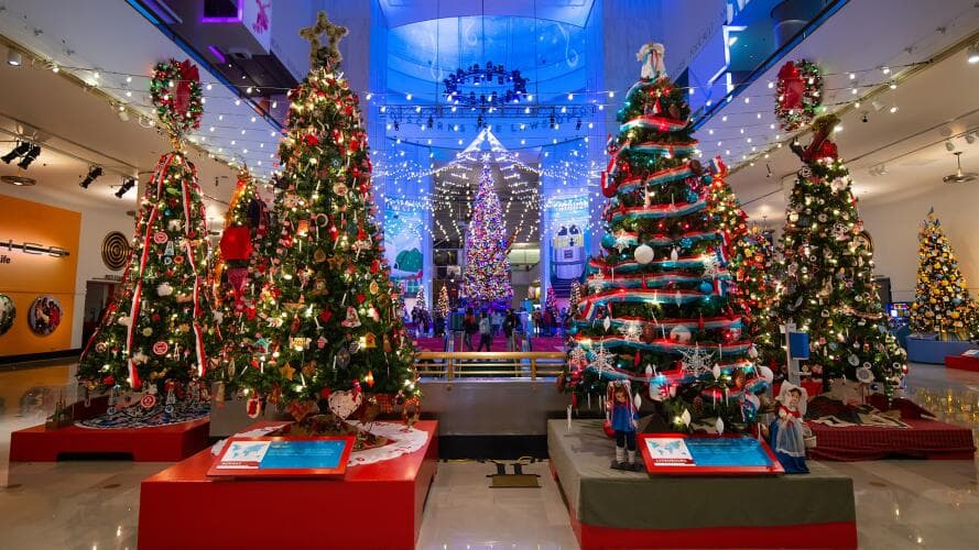 <h3 class="cms-H3-H3"><b>Museo de Ciencia e Industria</b></h3>
<br>El Museo de Ciencia e Industria de Chicago presenta Christmas
<i>Around The World and Holidays of Light</i>. Esta tradición, que comenzó en 1942, celebra su edición número 80 este año. Árboles de navidad de 50 países ofrecen una mirada a la variedad de las festividades en el mundo.
<a href="https://www.msichicago.org/explore/whats-here/exhibits/christmas-around-the-world/" target="_blank">En la página del museo</a> puedes conocer todos los detalles y reservar tu acceso.