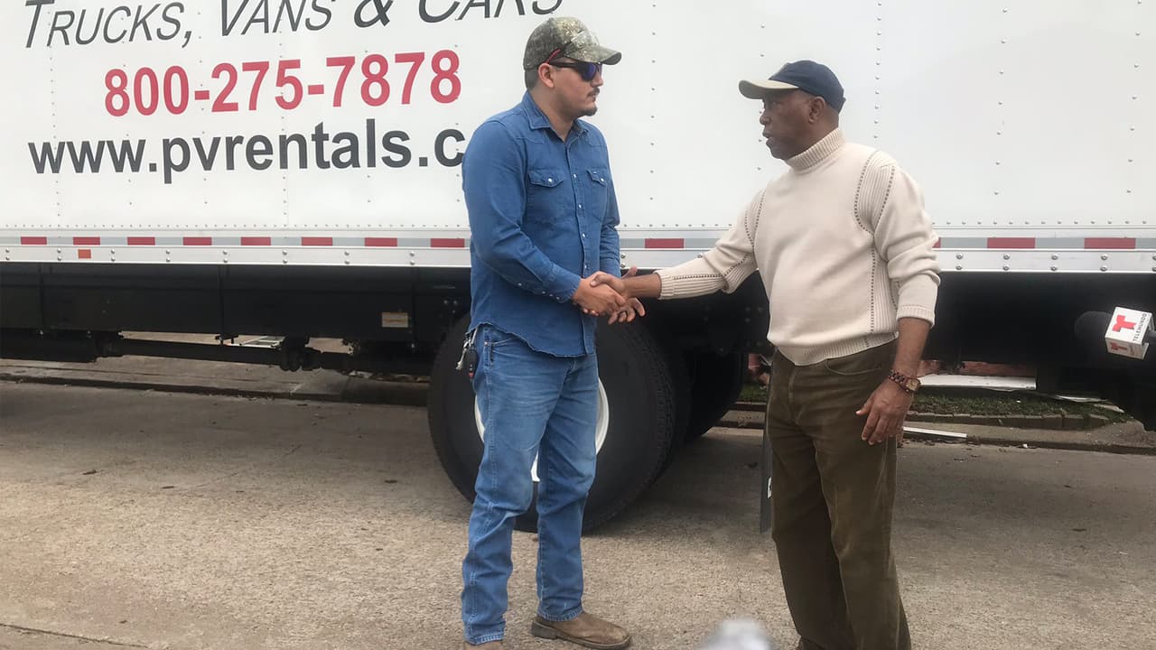 El sábado por la mañana el alcalde Sylvester Turner regresó a la zona y visitó a víctimas de la explosión.