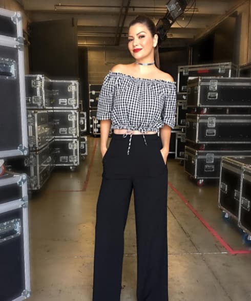 Este tipo de blusa con los hombros al aire te hará lucir coqueta y con un look muy a la moda.