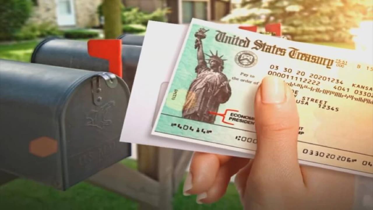 Otros errores comunes son
<b>escribir mal el nombre</b> o invertir algún dígito del número de Seguro Social o número ITIN. Un error en los cálculos, el estado civil, o envío de un formulario incorrecto.