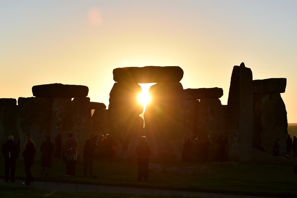 Las civilizaciones más antiguas conocían bien este fenómeno, inclusive desde la Edad de Piedra y monumentos impresionantes como Stonehenge en Inglaterra, construido entre los años 3000 y 1 600 antes de nuestra era son una muestra del conocimiento que habían adquirido esos pueblos.