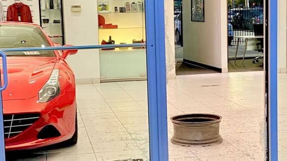 Arrestan a hombre que destrozó vitrina de concesionario Ferrari en Salt Lake City