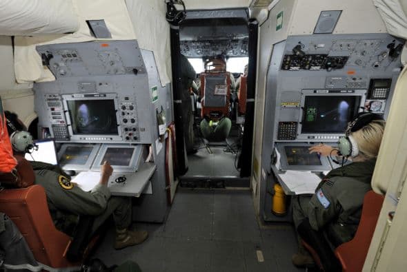 Las autoridades australianas indicaron que la búsqueda con radares del avión malasio desaparecido el pasado 8 de marzo con 239 personas a bordo ha sido infructuosa y replantearon una "estrategia visual" para localizar los posibles restos del aparato en el océano Índico. Dos aeronaves con "observadores entrenados" asomados a las ventanillas rastrean una zona de la extensión de la península Ibérica al suroeste de Australia, mientras otras dos se encuentran en camino para peinar la región donde ayer fueron detectados en unas imágenes de satélite dos objetos que podrían pertenecer a la aeronave. Un avión P3 Orion de las Fuerzas Aéreas australianas regresó este viernes a su base después de sobrevolar sin resultados positivos el lugar, señaló Young. Tony Abbott, declaró que harán "todo lo posible" para encontrar y confirmar si los restos pertenecen al vuelo MH370. "Ahora mismo podrían ser unos contenedores que han caído de un barco, nosotros no sabemos", advirtió Abbott.