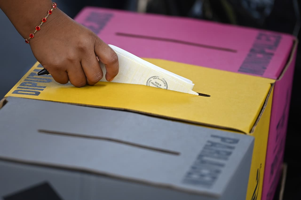 La transmisión de los resultados marchó con lentitud la noche del domingo. Pero hacia la tarde de este lunes ya han sido procesadas casi 7,500 de las 8,451 actas de las mesas electorales. El conteo preliminar en tiempo real permite al tribunal electoral marcar la cantidad de votos que recibe cada organización política. El martes iniciará el conteo oficial, donde se determinará cuántos de los 84 escaños del Congreso Unicameral le corresponderán a cada partido, dijo a la agencia AFP una fuente de ese ente.
